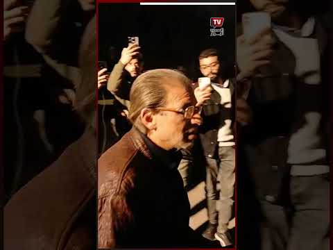 بالأحضان .. خالد يوسف ونقيب الصحفيين وسلام حار في عزاء المخرج داوود عبد السيد في كنيسة مارمرقس