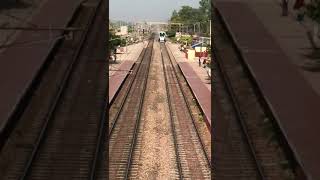 preview picture of video 'Jhinjhak Railway Station'