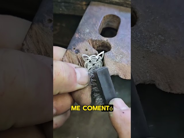 Vídeo relacionado con kkjoy Collar de Nudo de Bruja de Acero Inoxidable con Colgante de Nudo Celta Nudo Mágico Wiccano Collar de Amuleto de Brujería para Mujeres Hombres