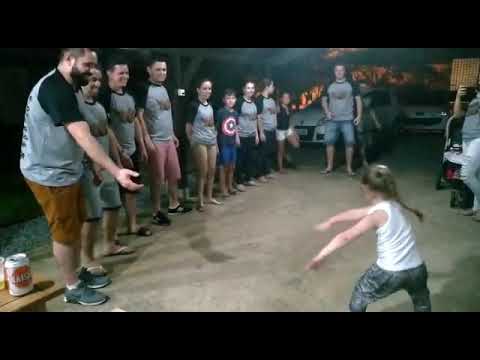 Dança da pisadinha com os amigos do gole