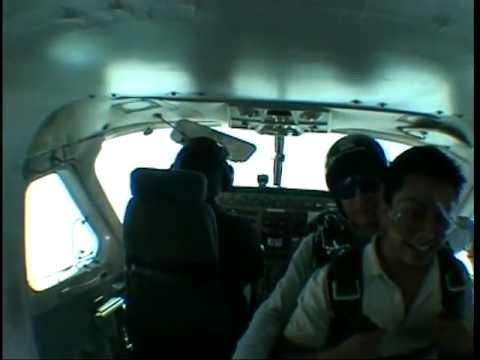 MIGUELITO EN EL  SALTO MORTAL EN PARACAIDAS.