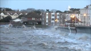 preview picture of video 'Storm waves in Burnham-On-Sea'