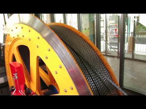 Standseilbahn 2610.01 St-Imier - Mont-Soleil - Wagen kommt in die Bergstation - Funiculaire