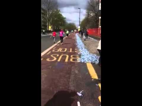 People stealing London marathon water 2016