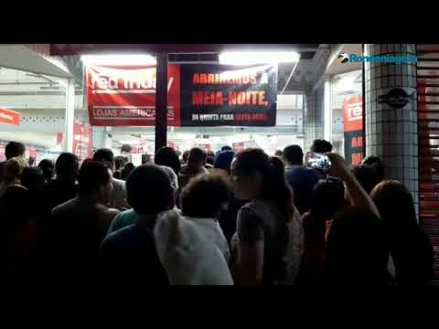 '.Multidão passa horas para entrar nas Lojas Americanas no Black Friday.'