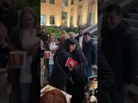 Քաղաքացիները շնորհավորել են Բագրատ Սրբազանի տարեդարձը