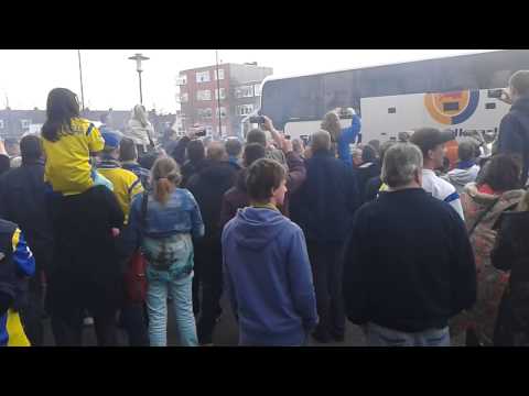 Aankomst spelersbus na de graafschap - cambuur