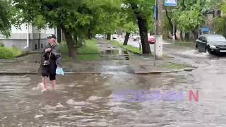 Николаев накрыл мощный ливень с грозой: машины плывут по дороге