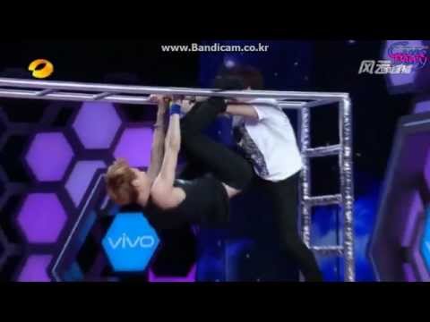 130406 KYUHYUN VS Zhoumi - Leg wrestling on Happy camp 快乐大本营
