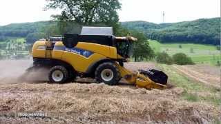 preview picture of video 'Mähdrescher New Holland CX 8050 bei der Getreideernte'