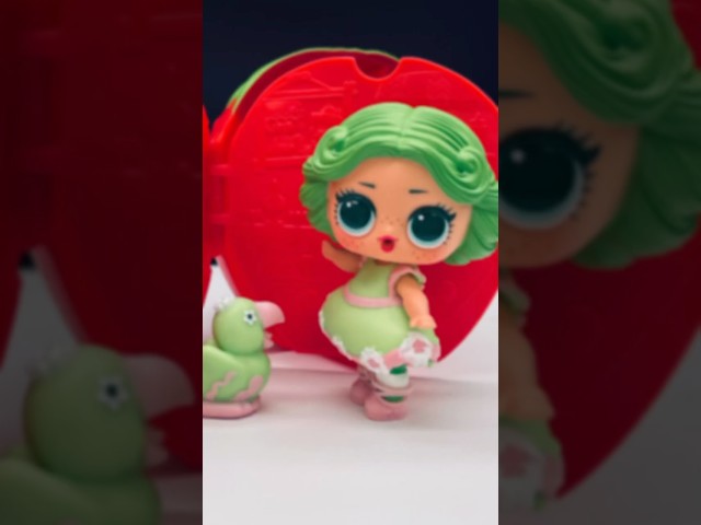 Vídeo relacionado con L.O.L. Surprise! Loves Strawberry Shortcake Tots - Muñecas Perfumadas Coleccionables con 7 Sorpresas, Mascota, Moda, Zapatos, Sombrero, Casa de Fresas Transformable, para Mayores de 4 años