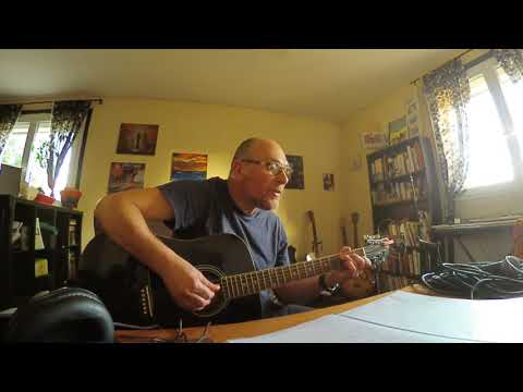 Paty Lac interprète à la guitare " Date Limite" de Maxime Le Forestier.