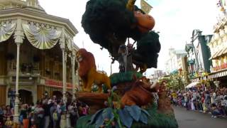 preview picture of video 'DisneyLand Paris 2012 - la parata dei personaggi Disney'