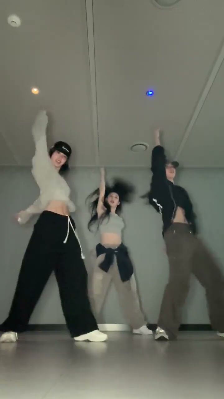 Gak mau ketinggalan tren? Cek Itzy yang lagi seru-serunya dance "Like Jennie"! 💃✨