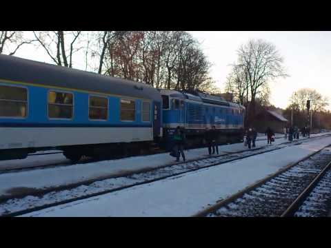 Vlaky Třebíč: R 666 Petr Vok vedený lokomotivou 750 713 - 0 přijíždí do stanice Třebíč