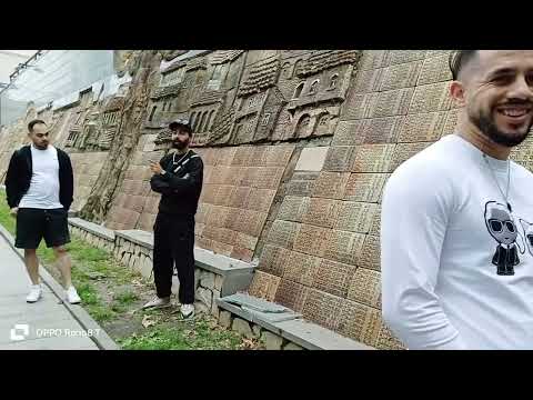 Muro Memorial da Segunda Guerra Mundial narrado por Gella (guia turístico) na região de Sighnaghi Kakheti, na Geórgia