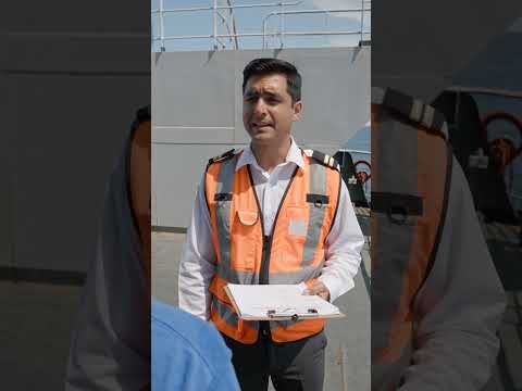 Realizando inspecciones rutinarias de equipos de seguridad e informando sobre la preparación de la cubierta