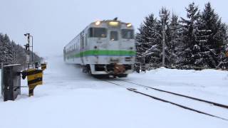 preview picture of video '雪煙を上げて東六線を通過する【快速なよろ】 Rapid train NAYORO passing Higashi-Rokusen sta.'
