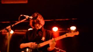 Cate Le Bon - I Can't Help You / Falcon Eyed (live in Berlin)