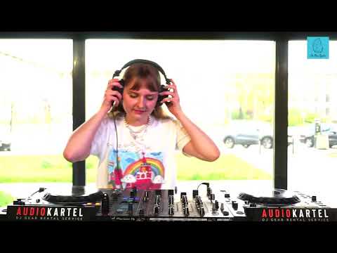 The Blue Oyster: Leandra / 05.05 / 18 - 19