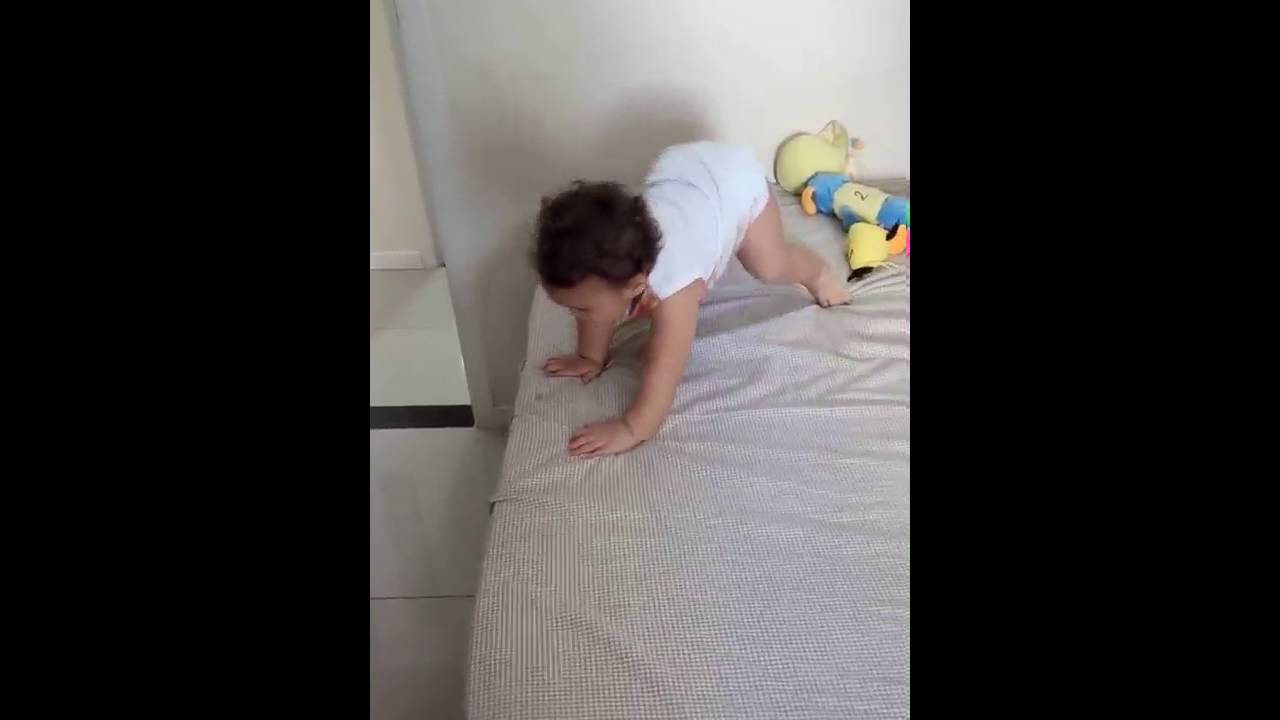 Criança cai da cama