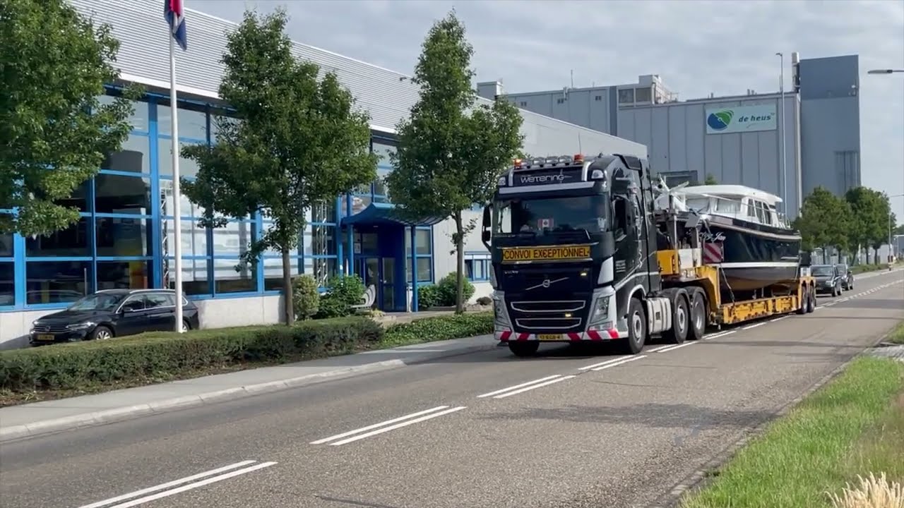 Transportation of a Linssen Grand Sturdy 35.0 Sedan