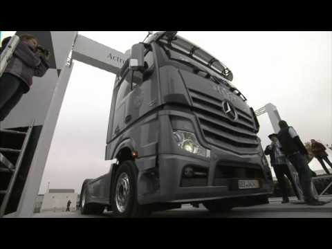 Sternfahrt 2011 mit 450 neuen Mercedes-Benz Actros! - Actros Trucks Hit the Road