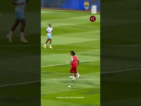 Momen Saling Respek Pemain Persib dan Persija Jelang Kick-off