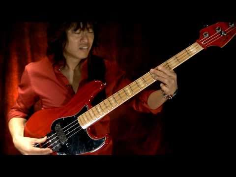 Видео-обзор товара Комбоусилитель Roland Cube-20XL Bass