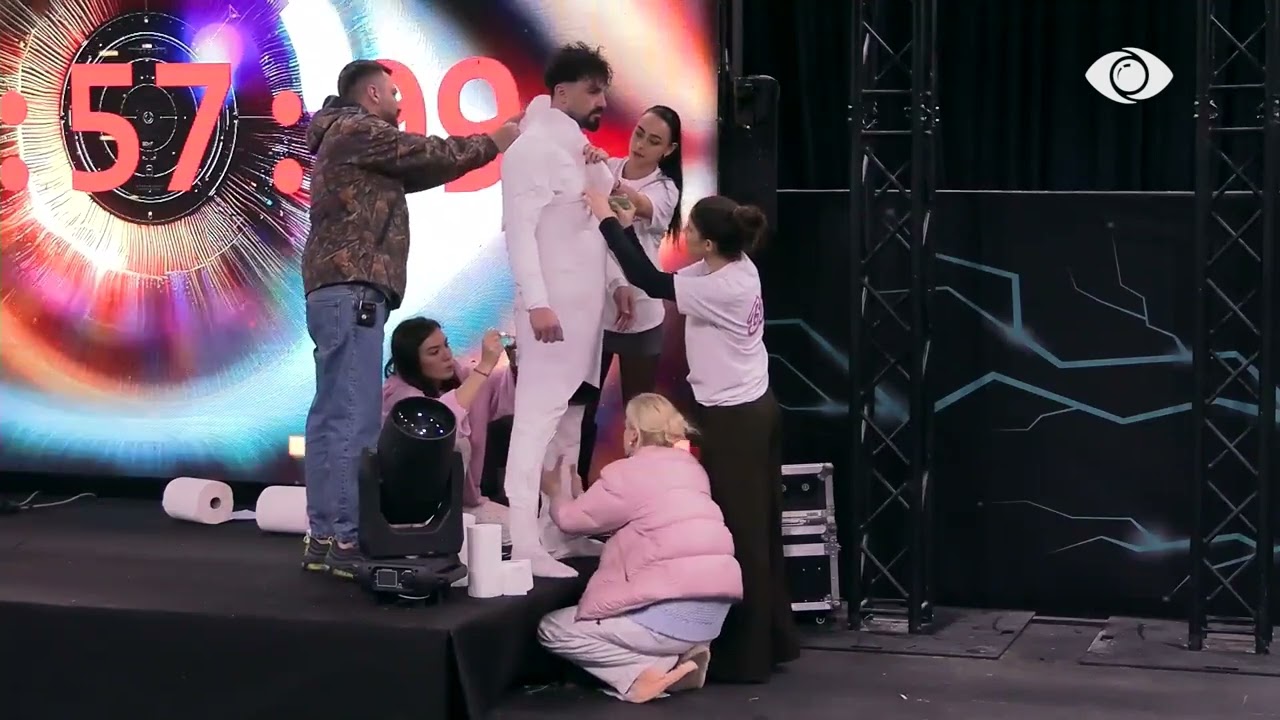 Sfida/ Banorët vijojnë të mbështjellin Aldon me letër