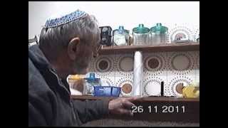 קלות מדהימה בפתיחת שקיות פלסטי דביקות (ידידנו היקר משה רצון ז"ל) - התמונה מוצגת ישירות מתוך אתר האינטרנט יוטיוב. זכויות היוצרים בתמונה שייכות ליוצרה. קישור קרדיט למקור התוכן נמצא בתוך דף הסרטון