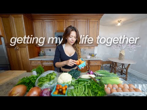 getting my life together living in NYC alone (farmers market, cleaning, pool day, shopping, cooking)