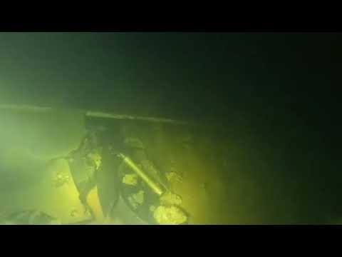 CAMINHÕES NO FUNDO DE RIO APÓS QUEDA DE PONTE