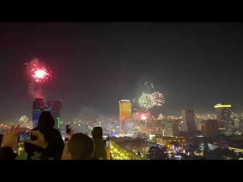 Mbërrin Viti i Ri 2026, Tirana ndizet nga fishekzjarret