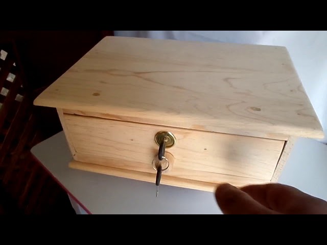 Vídeo relacionado con Kichvoe Marco de Fotos de Madera Beige con Compartimento Secreto para Escritorio, Caja de Caudales Segura y Elegante para Guardar Dinero y Joyas