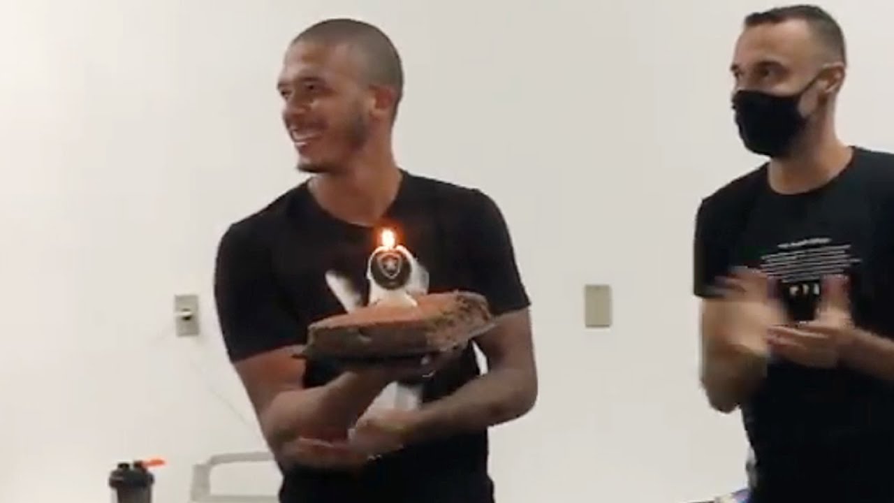 VÍDEO: Diego Loureiro faz 23 anos e ganha bolo de aniversário no Botafogo VÍDEO: Diego Loureiro faz 23 anos e ganha bolo de aniversário no Botafogo