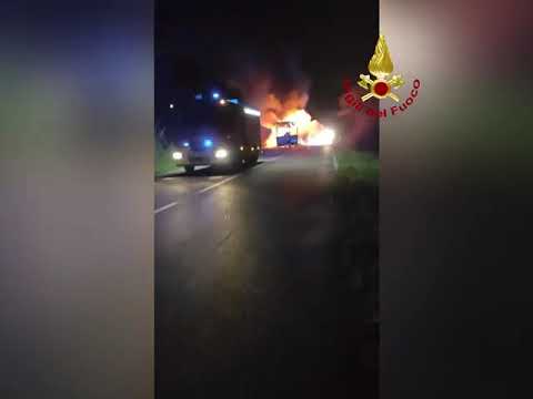 L'incendio del pullman e l'intervento dei vigili del fuoco