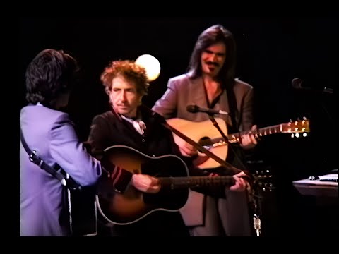 It's still blowin' in the wind - a classic performance of Dylan's first masterpiece, from NYC, 2002