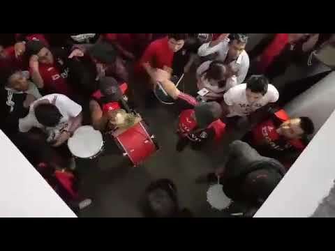 "Fiesta abajo de la popular BARRA LEÓN DEL SVR" Barra: León del Svr &bull; Club: Melgar