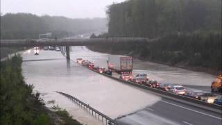 preview picture of video 'orage liffré (avec sons réels) 05/05/2012 19h00 A84 inondée flooding storms rain road cut flood'