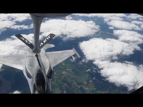 Polish F-16C Block 52+ refueling by USAF KC-135