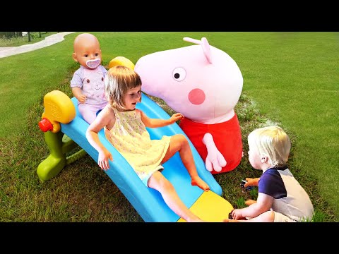 Бьянка и Карл катаются с горки! Видео для детей с игрушками Свинка Пеппа и Беби Бон - Мамина школа