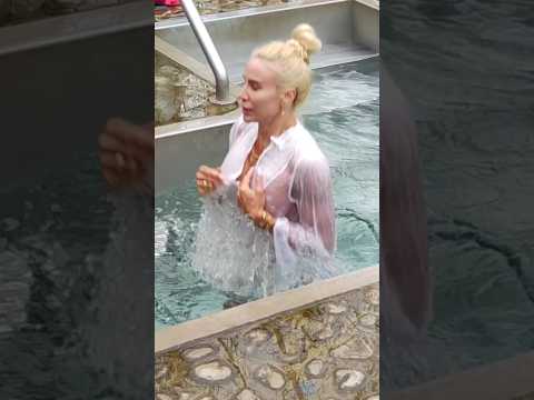 WinSWIM #137 Ice BATH in bikini КРЕЩЕНИЕ del BAUTISMO de BATISMO EPIPHANY #swimming Baptism  #alaska