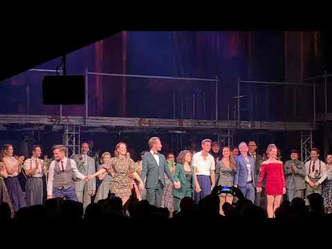 »Ku'Damm 56 - Das Musical« Weltpremiere Schlussapplaus Darsteller/innen, Band + Kreative 28.11.2021