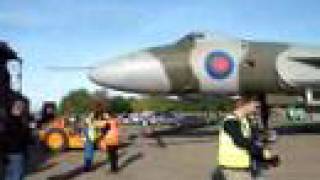 preview picture of video 'XH558 Vulcan out of the hangar 18Oct07'