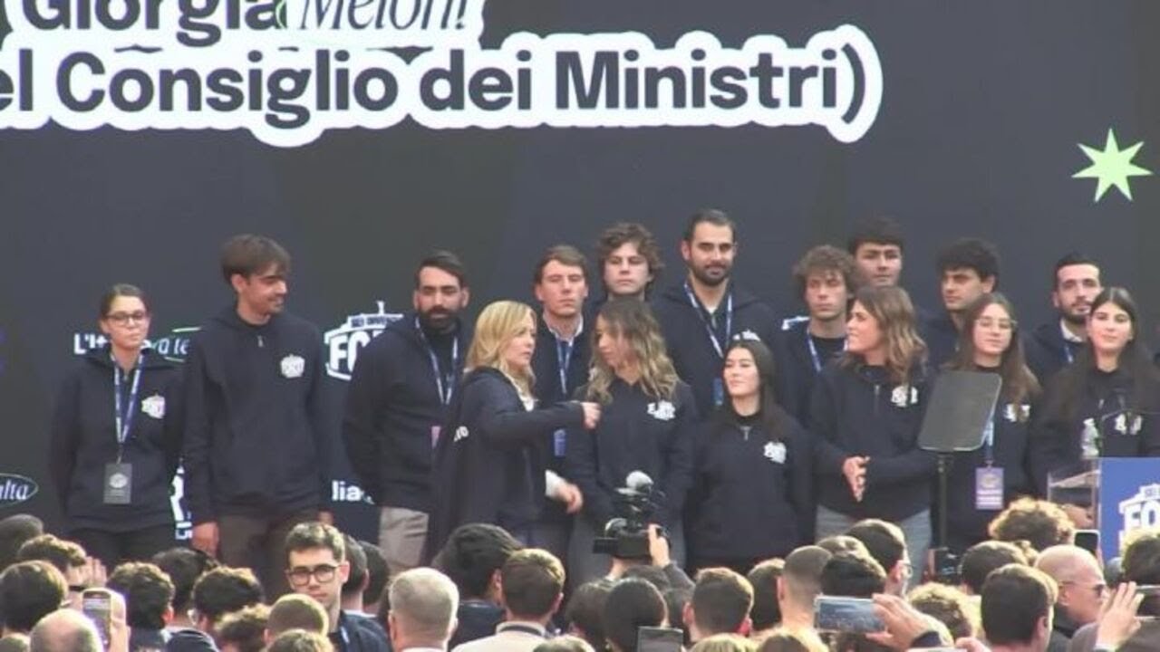 Atreju 2025, l'inno d'Italia e l'abbraccio con i ragazzi di Gioventù Nazionale della premier Meloni
