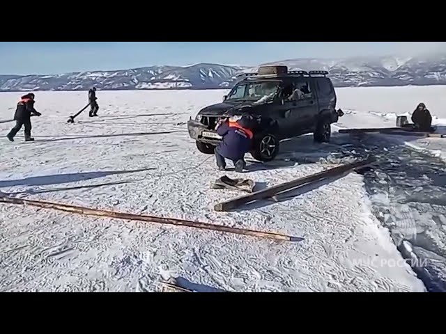 Внедорожник провалился под лёд на Байкале