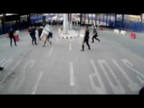 "Вооруженный ножом мужчина напал на полицейского с криком "Аллах акбар!"