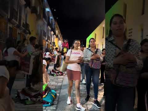 Sons e imagens na rua C. Macedonio Alcala antes do “Dia dos Mortos” em Oaxaca, México