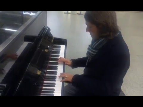 Playing Elton John's Piano at St Pancras Station
